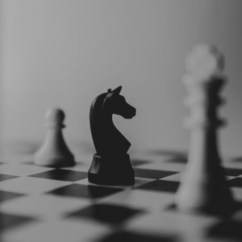 Photo d'un jeu d'échecs en métaphore au plan d'actions stratégiques